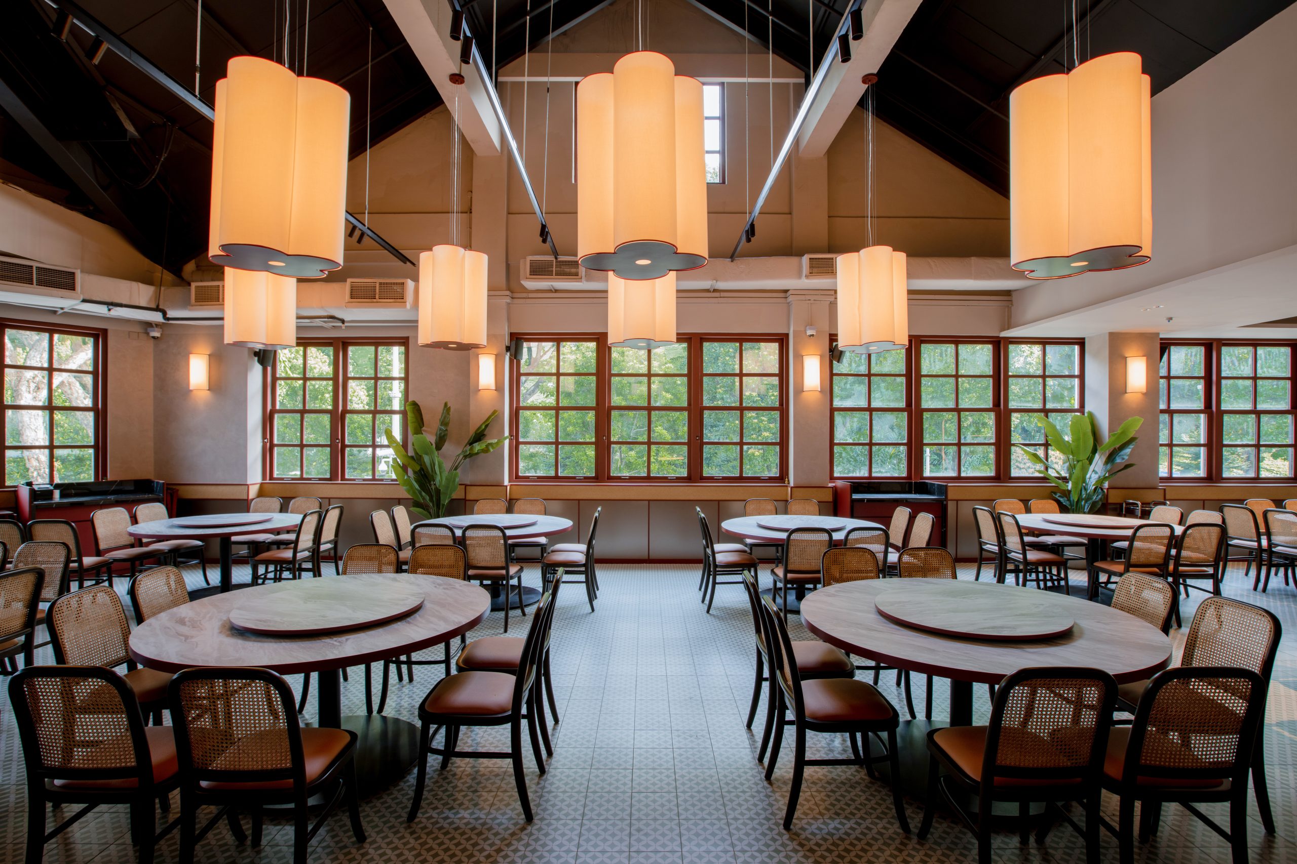 レストランのスタッフへバウチャーをご提示ください（画面提示可）